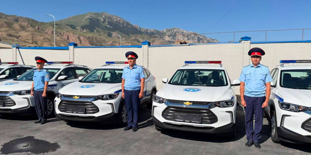 Нарын облусунун милиция кызматкерлерине кызматтык автоунаалар тапшырылды