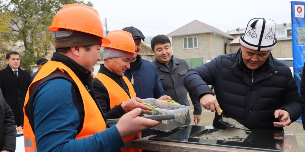 Ташиев заложил капсулу строительства нового борцовского зала в Нарыне