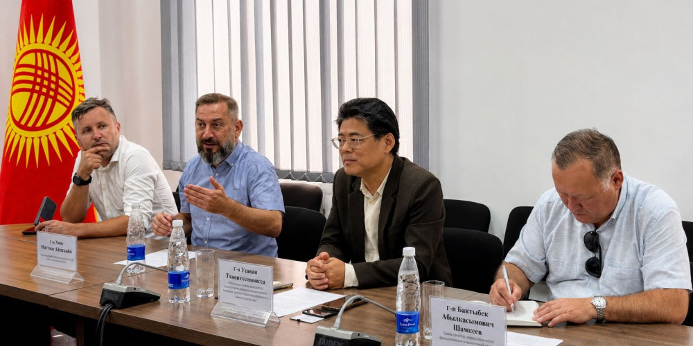 Кыргызстан и Лаос намерены проводить исследования в сфере экономики и госуправления