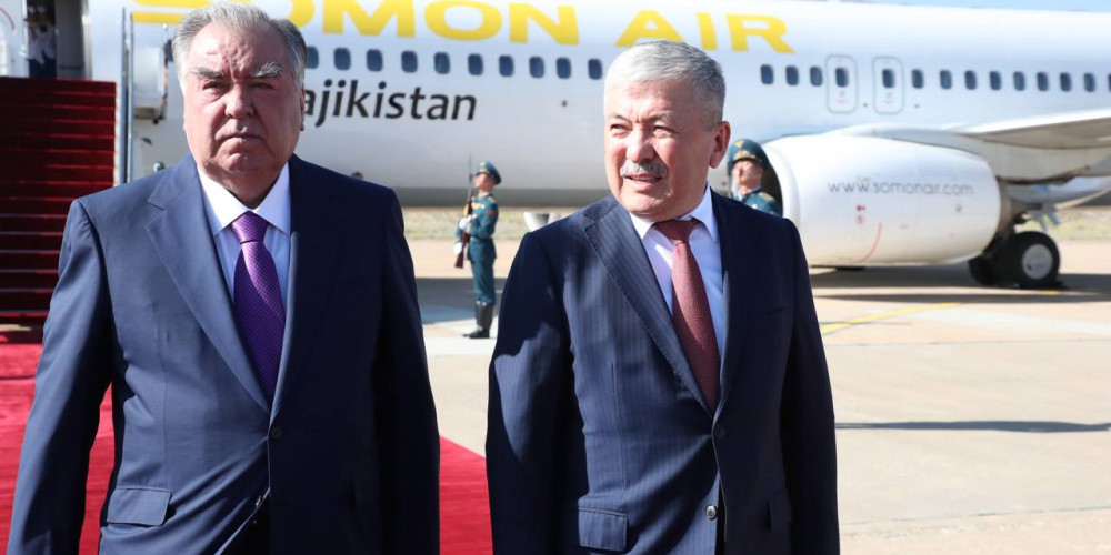 Президент Таджикистана Эмомали Рахмон прилетел в Чолпон-Ату