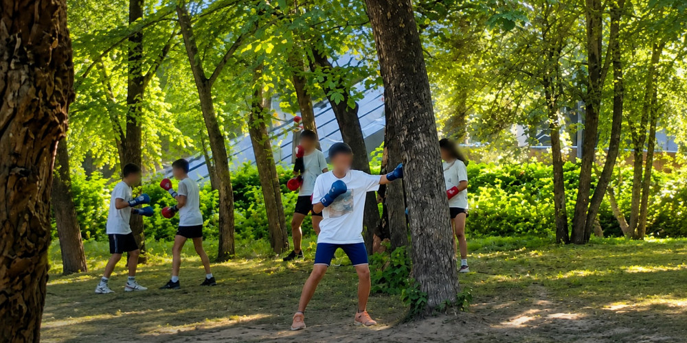 В парке Ататюрка юные спортсмены повредили деревья