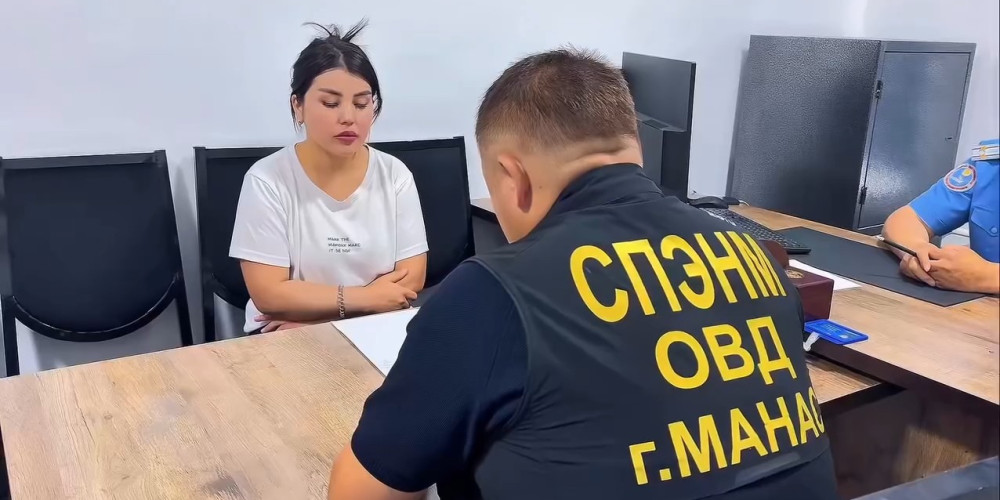 В Манасе блогершу арестовали на трое суток за плевки на площади