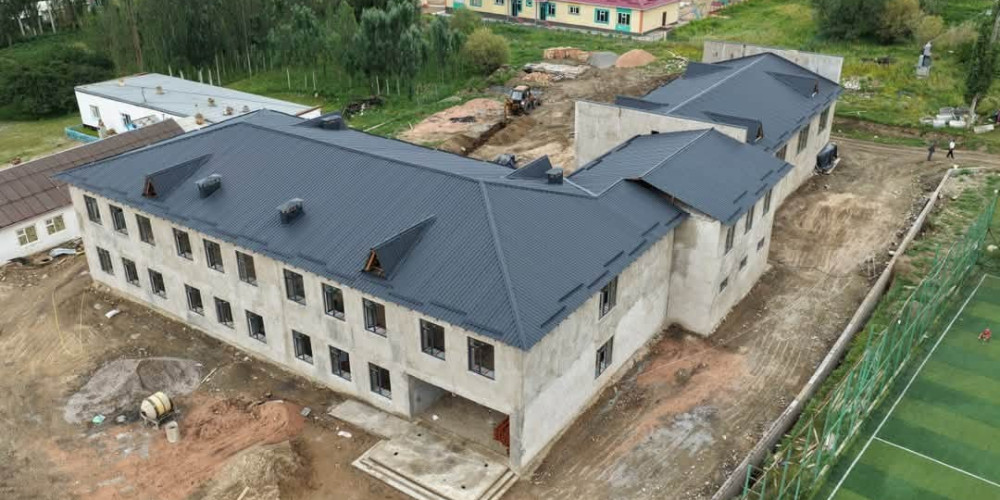 Тоң районунун Калкагар айылында заманбап жаңы мектеп курулууда