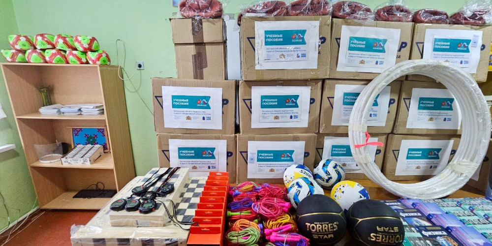 Школа в Кызыл-Кия получила учебники от губернатора Свердловской области