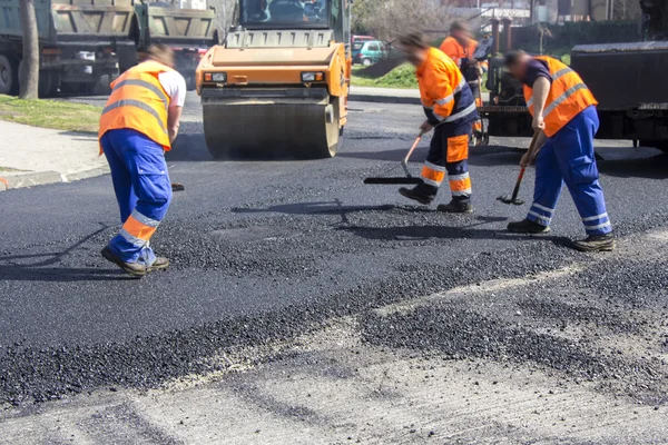 На дороге Нарын – Баетов второй слой асфальта уложили уже на 25 км