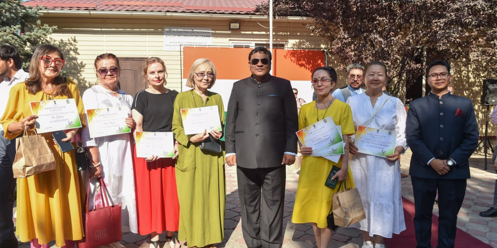 Триколор, «Vande Mataram» и мадхубани: как в Бишкеке отметили День независимости Индии