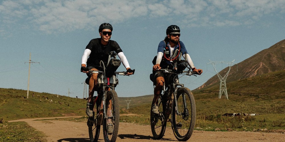 Кыргызстанцы выиграли экстремальную велогонку Silk Road Mountain Race 2026