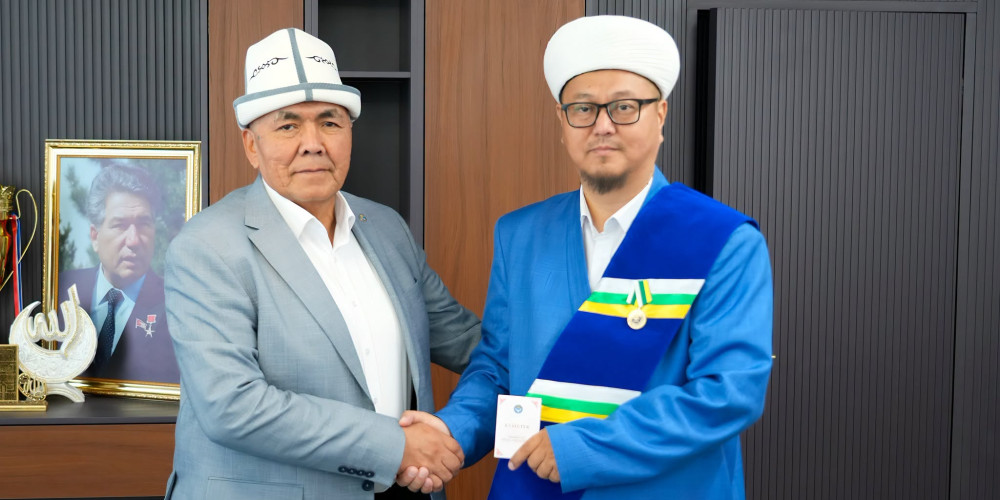 Муфтийге «Кеменгер» ардак төш белгиси тапшырылды