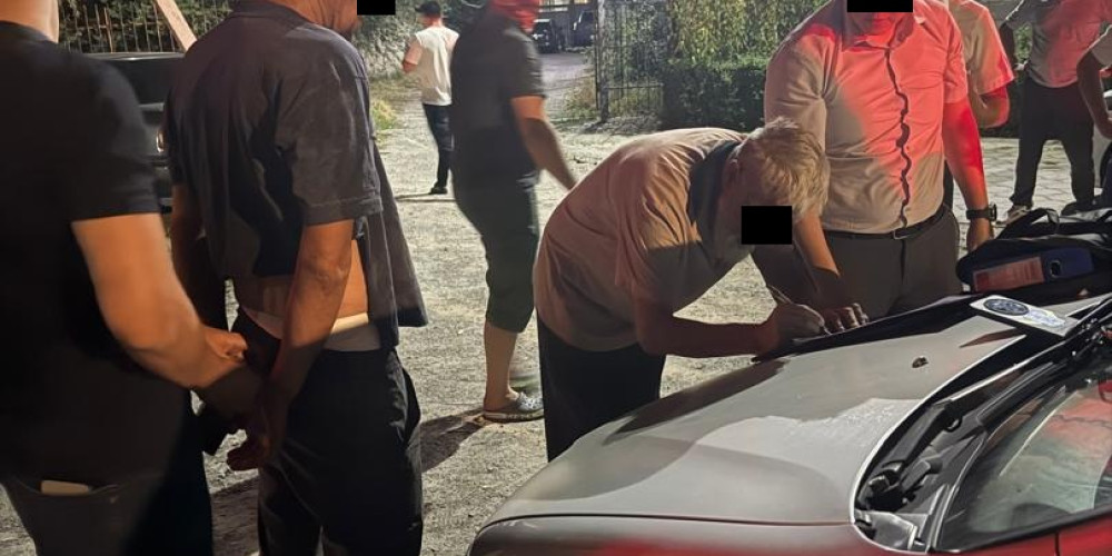УКМК баңгизаттарды жеткирүүнүн эл аралык каналын уюштурган адамдарды кармады