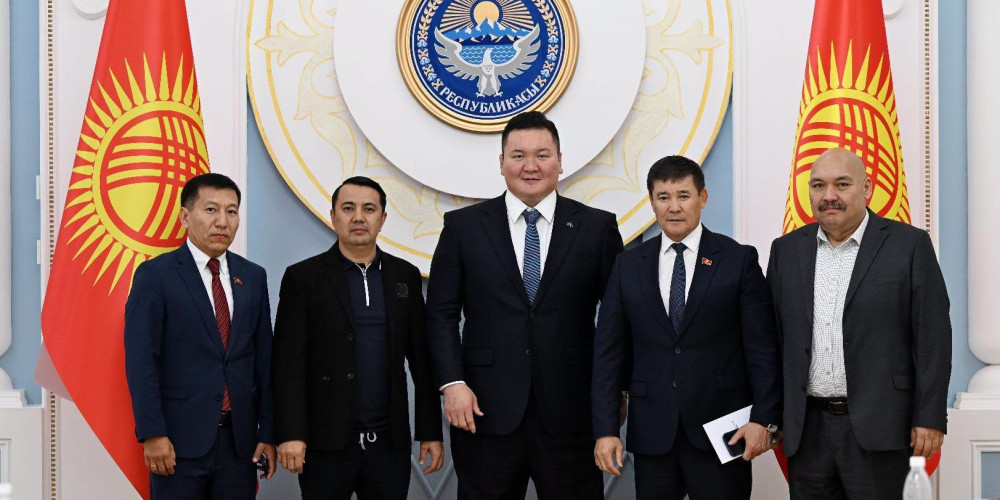Төрага Марлен Маматалиев сумо балбаны Хакухо Сё менен жолугушту