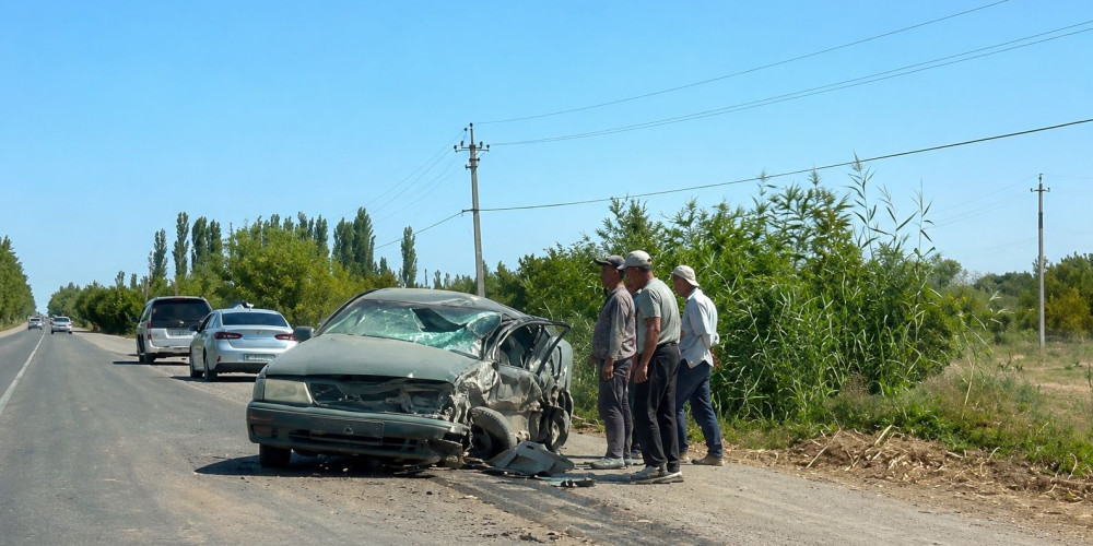 В районе БЧК легковушка на большой скорости врезалась в дерево
