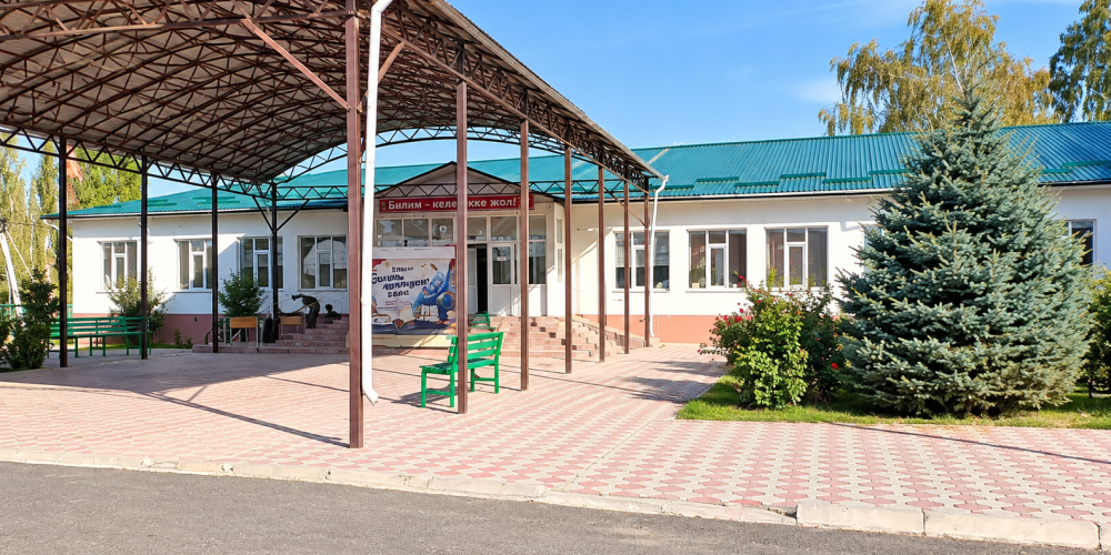 В школе Иссык-Атинского района неработавшим сотрудникам выплатили 1,7 млн сомов зарплаты 