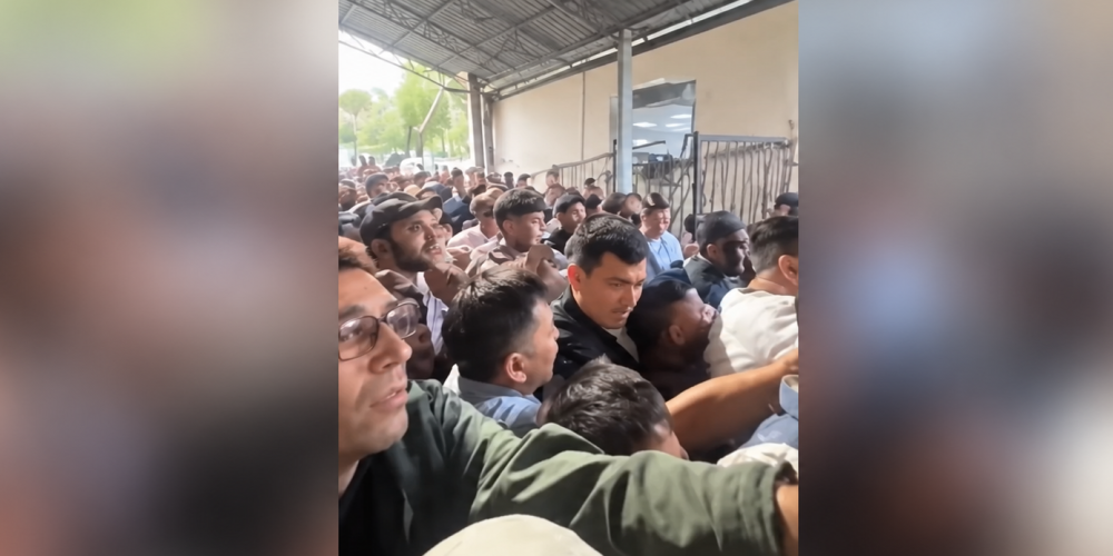 В Центре по контролю за гепатитом и ВИЧ объяснили огромные очереди: до 350 иностранцев приходят ежедневно