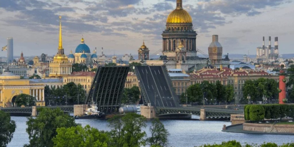 В Петербурге мигрантам хотят запретить работать в магазинах, фитнес-центрах и салонах красоты