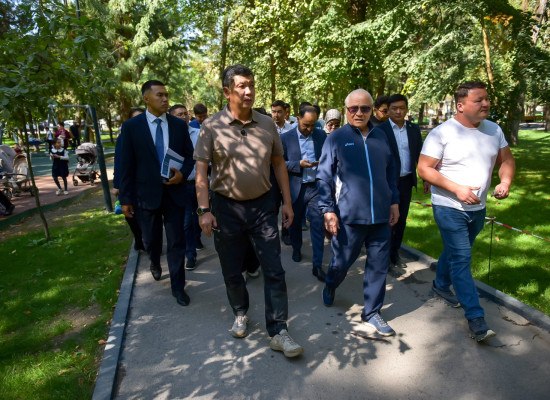 Айбек Джунушалиев осмотрел обновленный сквер имени Тоголока Молдо