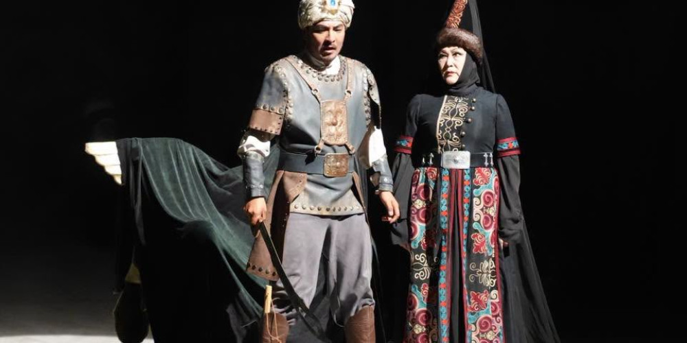Кыргызский драмтеатр открыл 100-й сезон спектаклем «Төлгө»