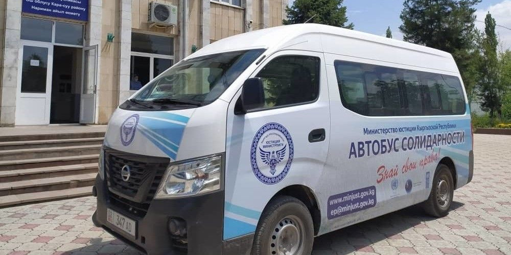 Калкка укуктук жардам берген «Тилектештик автобусу» Жалал-Абад облусуна барат