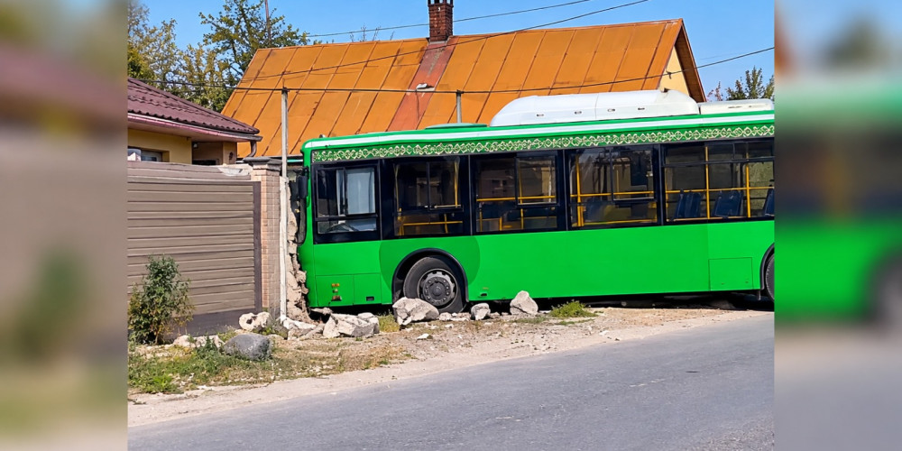 Автобус № 40 в Новопокровке врезался в стену дома