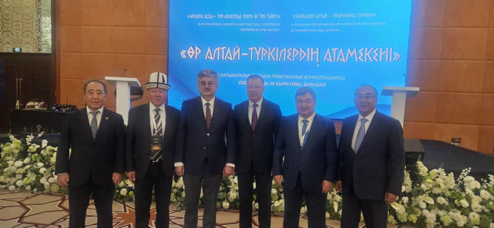 Госсекретарь Арслан Койчиев предложил установить памятник Манасу на Алтае