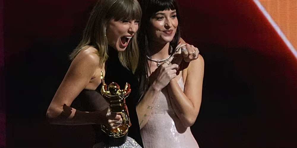Тейлор Свифт стала самой титулованной артисткой в истории MTV VMA, обойдя Бейонсе