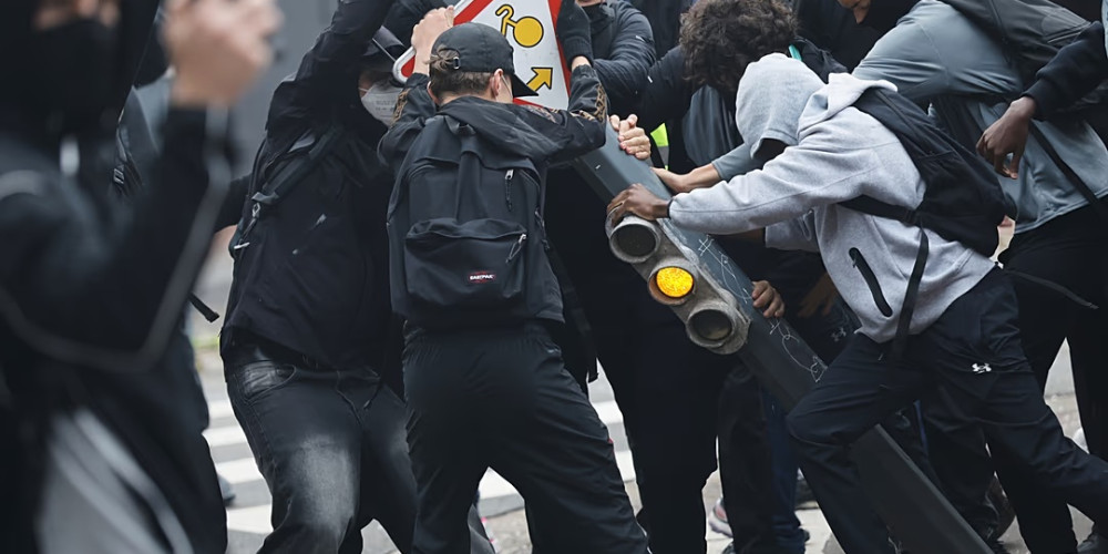 Во Франции школьники вышли на митинги из-за переполненных классов и нехватки учителей