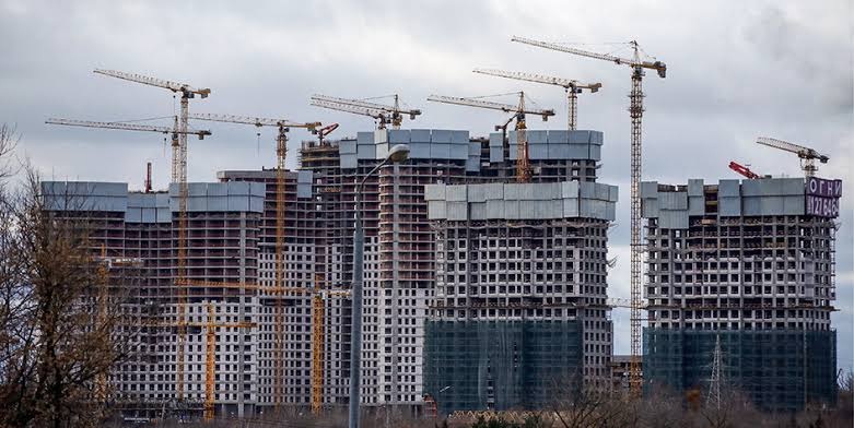 В новых районах Бишкека просят построить поликлинику, детсад и канализацию