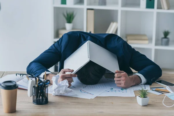 Почти 60% кыргызстанцев испытывают высокий финансовый стресс