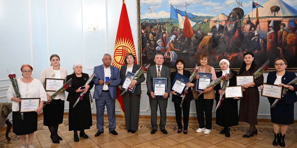 Марлен Маматалиев ар кыл тармактын алдыңкы адистерине Жогорку Кеңештин сыйлыктарын тапшырды