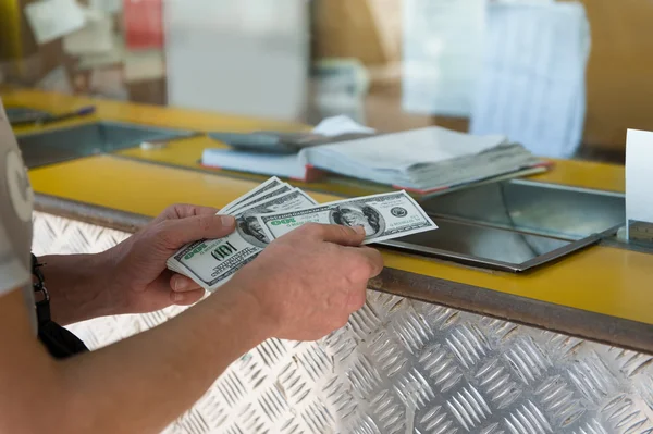 В обменниках Кыргызстана клиентов будут проверять по санкционным спискам при любой сумме операции
