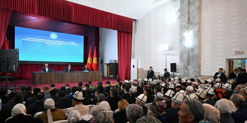 Садыр Жапаров Кадамжай районунун жана Кызыл-Кыя шаарынын элинин көйгөйлөрүн укту