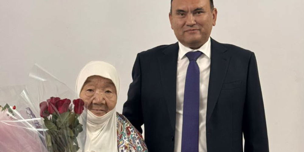 Эмгек министри Алмаз Имангазиев узак өмүр сүргөн апаларды куттуктады