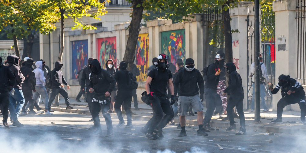 В Албании протесты студентов и школьников из-за дорогого обучения переросли в столкновения с полицией