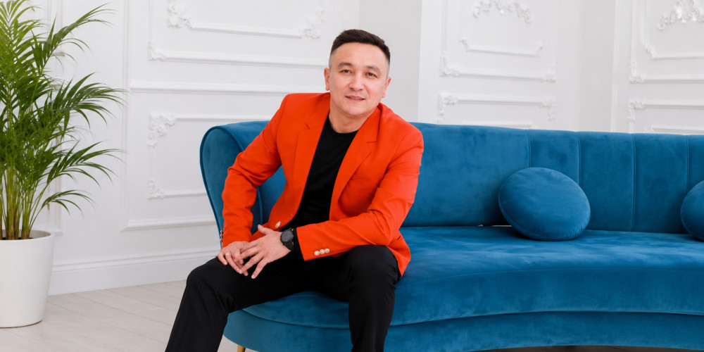 Мелис Элебесов, ырчы, мугалим: «Телефондон өнөргө: балдарды комузга кызыктырган мугалим»