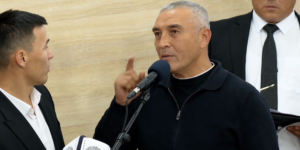 “Аларыңыз чогуу чай ичип жүрүшөт”: ЖК депутаты Айбек Алтынбеков жергиликтүү бийликти “коркутуп” алганы айтылды