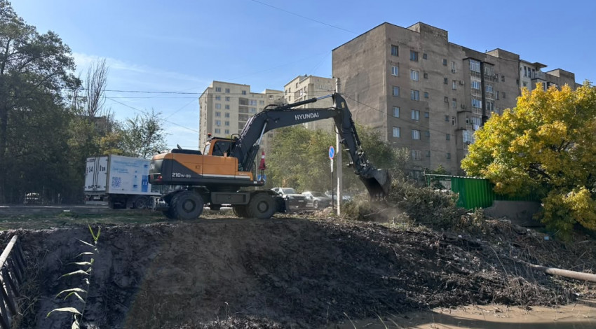 В Бишкеке очистили 700 метров Восточного Большого Чуйского канала