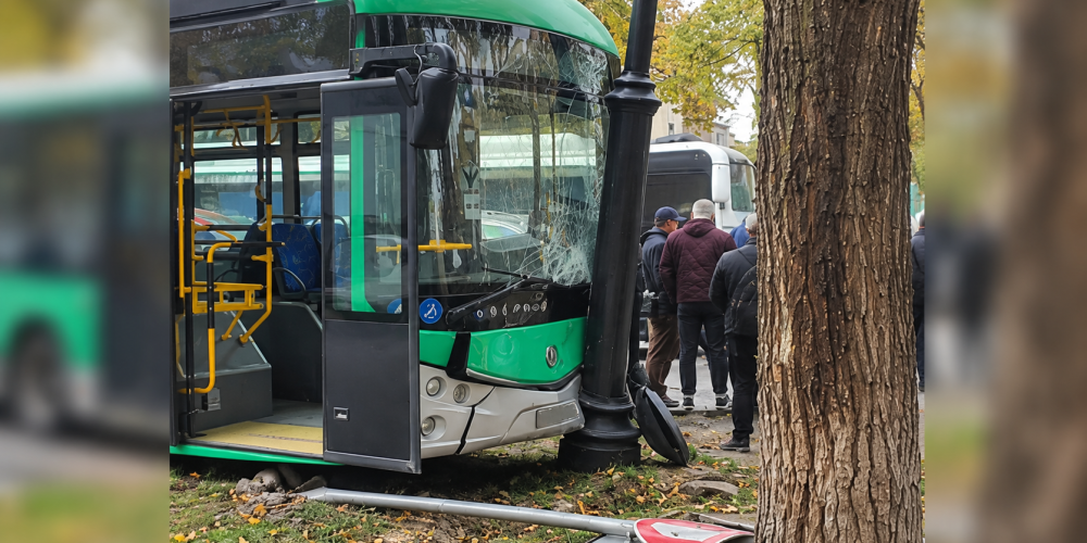 В Бишкеке автобус №5 попал в ДТП – два человека госпитализированы
