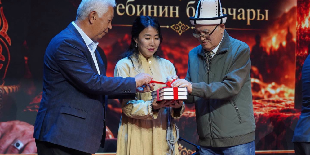 В Бишкеке презентовали книгу Табылды Актанова «Барсбег»