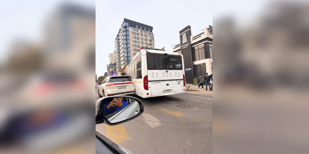 В Бишкеке с утра три автобуса получили повреждения в ДТП