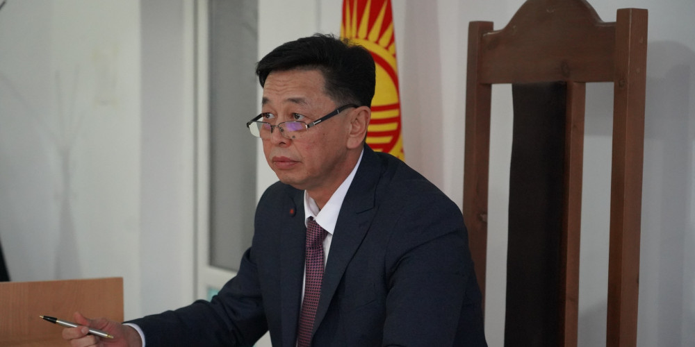 Сатыев: Аппарат кызматкерлери сотко келген тараптарга орой мамиле кылганды токтотушу керек
