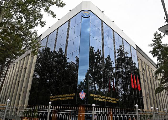 ИИМ: Интернетте кызын уруп, видеого тарткан ата камакка алынды