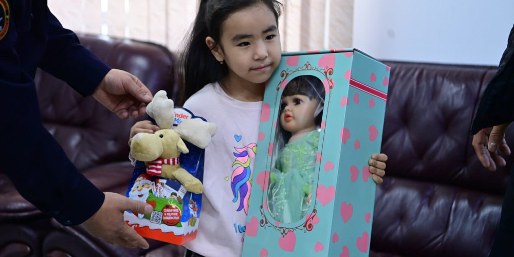 5-летняя жительница Бишкека получила новогодний подарок от министра внутренних дел.
