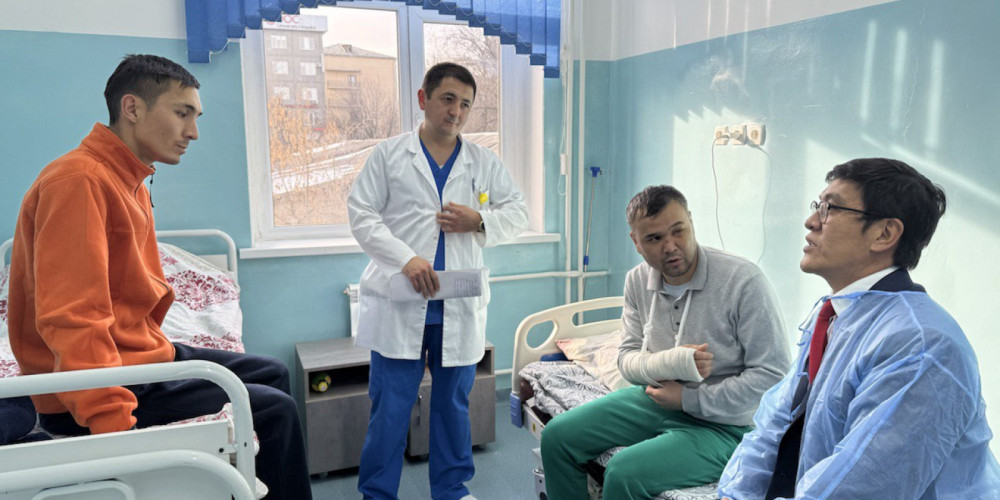Байсалов навестил соотечественников, пострадавших в авиакатастрофе в Актау