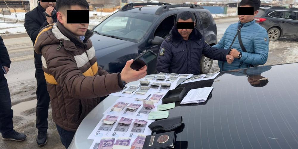 В Таласе за вымогательство взятки задержаны дорожные инспекторы
