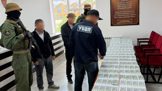 На Иссык-Куле задержали двоих по подозрению в вымогательстве $30 тыс.