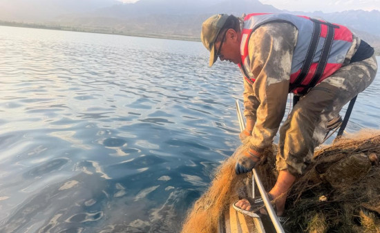 На Иссык-Куле за три дня из воды вытащили 3,7 километра браконьерских сетей