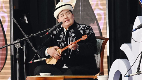 Кыргызстанский акын Кутман Садыбакасов выиграл международный айтыш в Казахстане