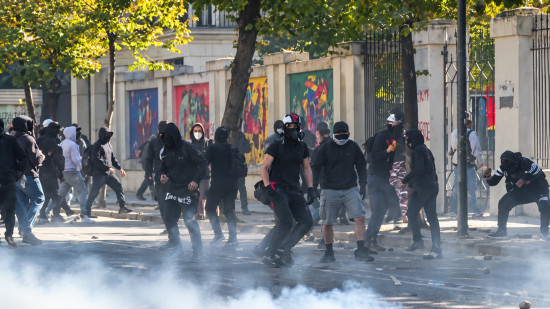 В Албании протесты студентов и школьников из-за дорогого обучения переросли в столкновения с полицией