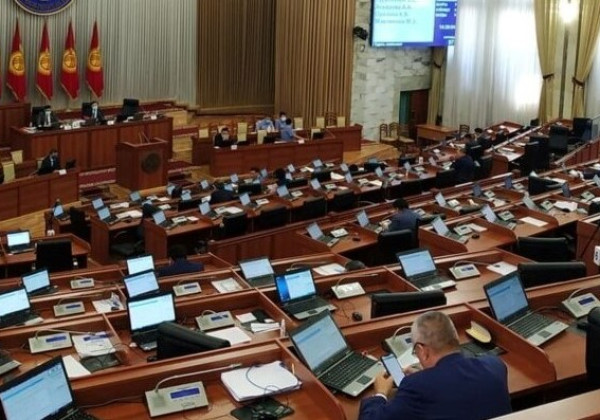 Укук бузуулар жөнүндө кодекске киргизилип жаткан өзгөртүүлөр үчүнчү окууда колдоого ээ болду