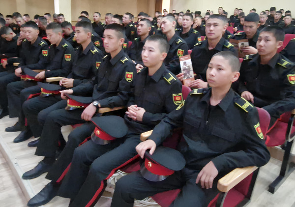 В военном лицее в Бишкеке показали фильм «Материнское поле»  