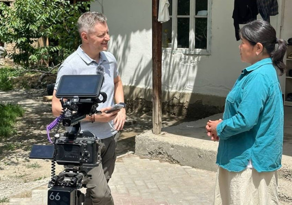 Создатель YouTube-канала с 4,4 млн подписчиков: кыргызстанский таксист вернул забытый кошелек